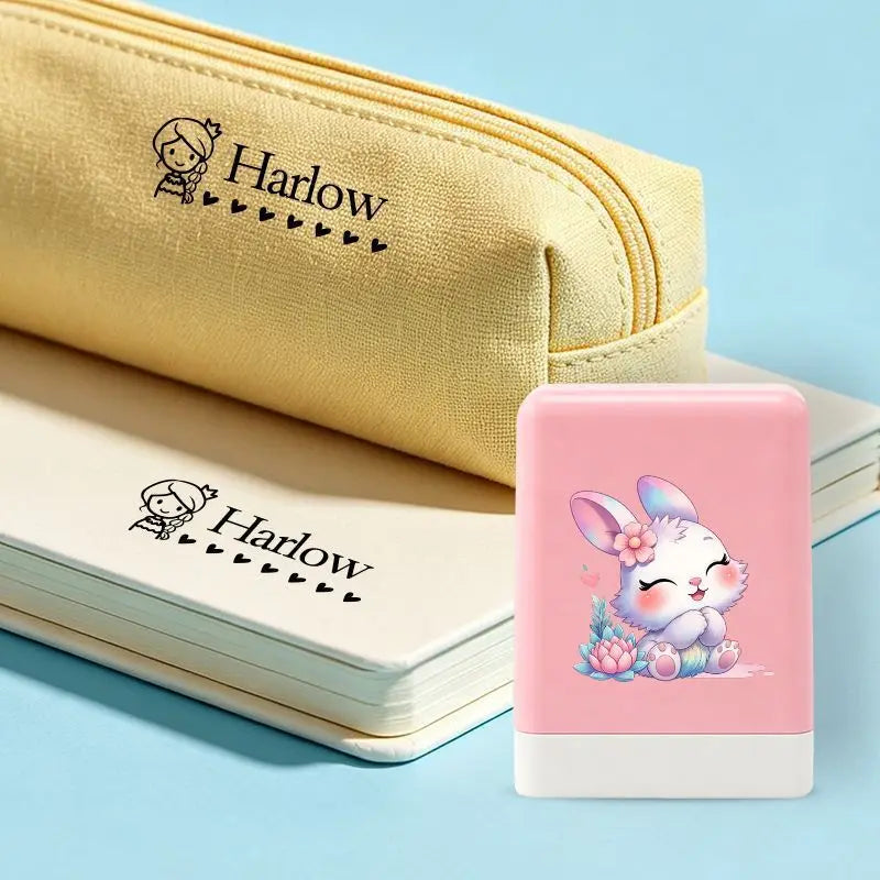 Tampon Prénom Personnalisé – Design Mignon & Simple, Idéal pour la Rentrée Scolaire