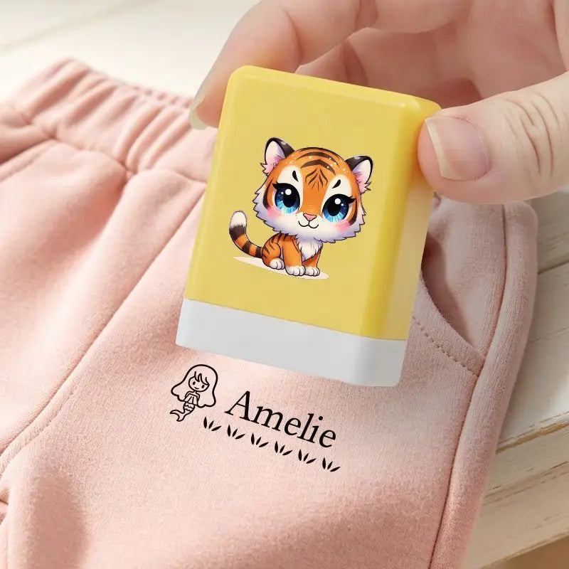 Tampon Prénom Personnalisé – Design Mignon & Simple, Idéal pour la Rentrée Scolaire